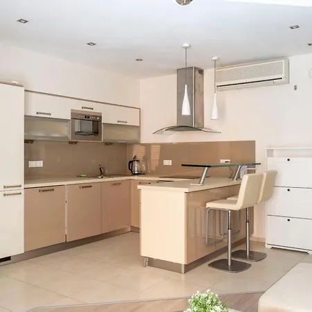 Exclusive With Balcony By Prestige Homes Budapesta