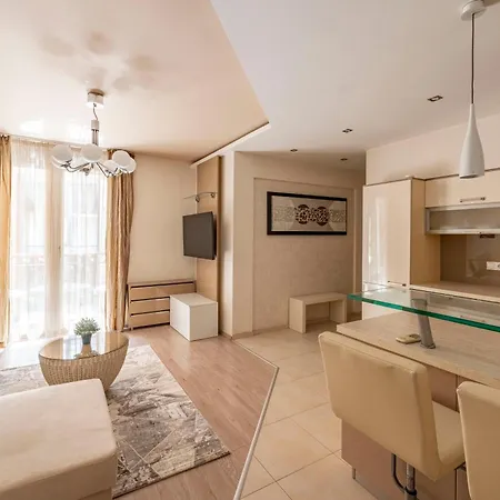 Exclusive With Balcony By Prestige Homes Budapesta