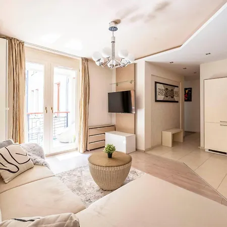 Apartment Exclusive With Balcony By Prestige Homes *